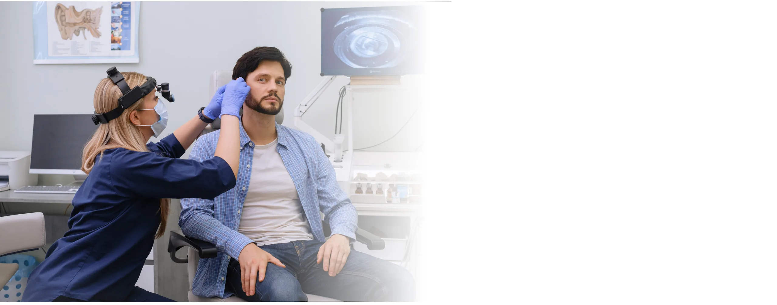 ЛОР-лікар проводить огляд пацієнта у медичному центрі Medicenter